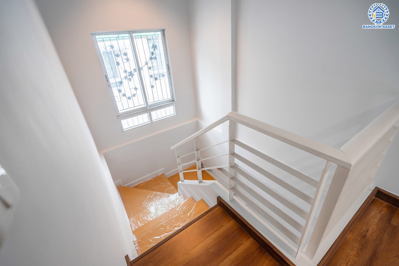 บ้านมือสองตกแต่งใหม่ ม.บ้านกลางเมืองสวิสทาวน์ เกษตร-นวมินทร์ แบรนด์ AP เนื้อที่ 20 ตร.ว. ฟังก์ชัน 3 ห้องนอน 3 ห้องน้ำ 2 ที่จอดรถ ชีวิตแสนสงบ สภาพแวดล้อมเยี่ยม เชื่อมต่อ ถ.พหลโยธิน, ถ.เกษตร-นวมินทร์ ใกล้ ม.เกษตร และรถไฟฟ้าสายสีเขียว "สถานีมหาวิทยาลัยเกษตรศาสตร์"...